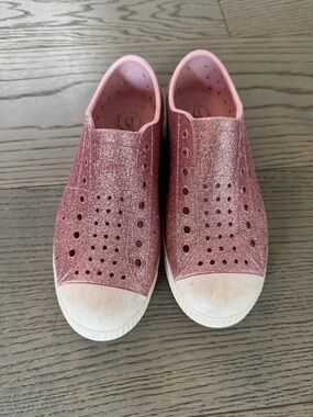 Native Shoes Jefferson Kids Slip-On Sneakers in Pink Glitter size J2